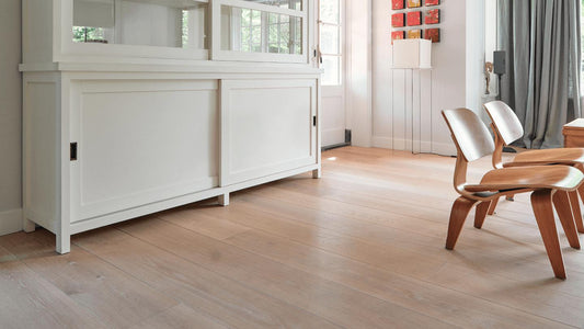 Eiken vloer op vloerverwarming in een woonkamer in Hilversum in de kleur Mondriaan Wit met 280mm brede planken