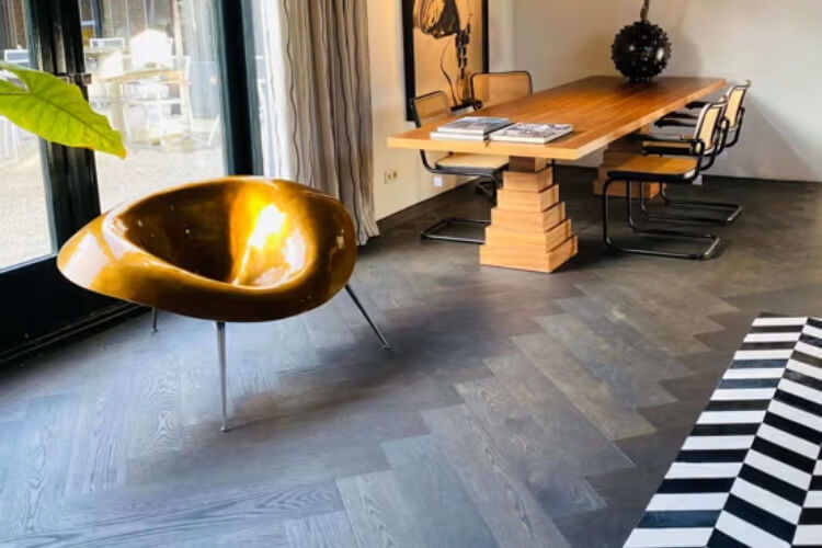 Donkere visgraat houten vloer in Naarden