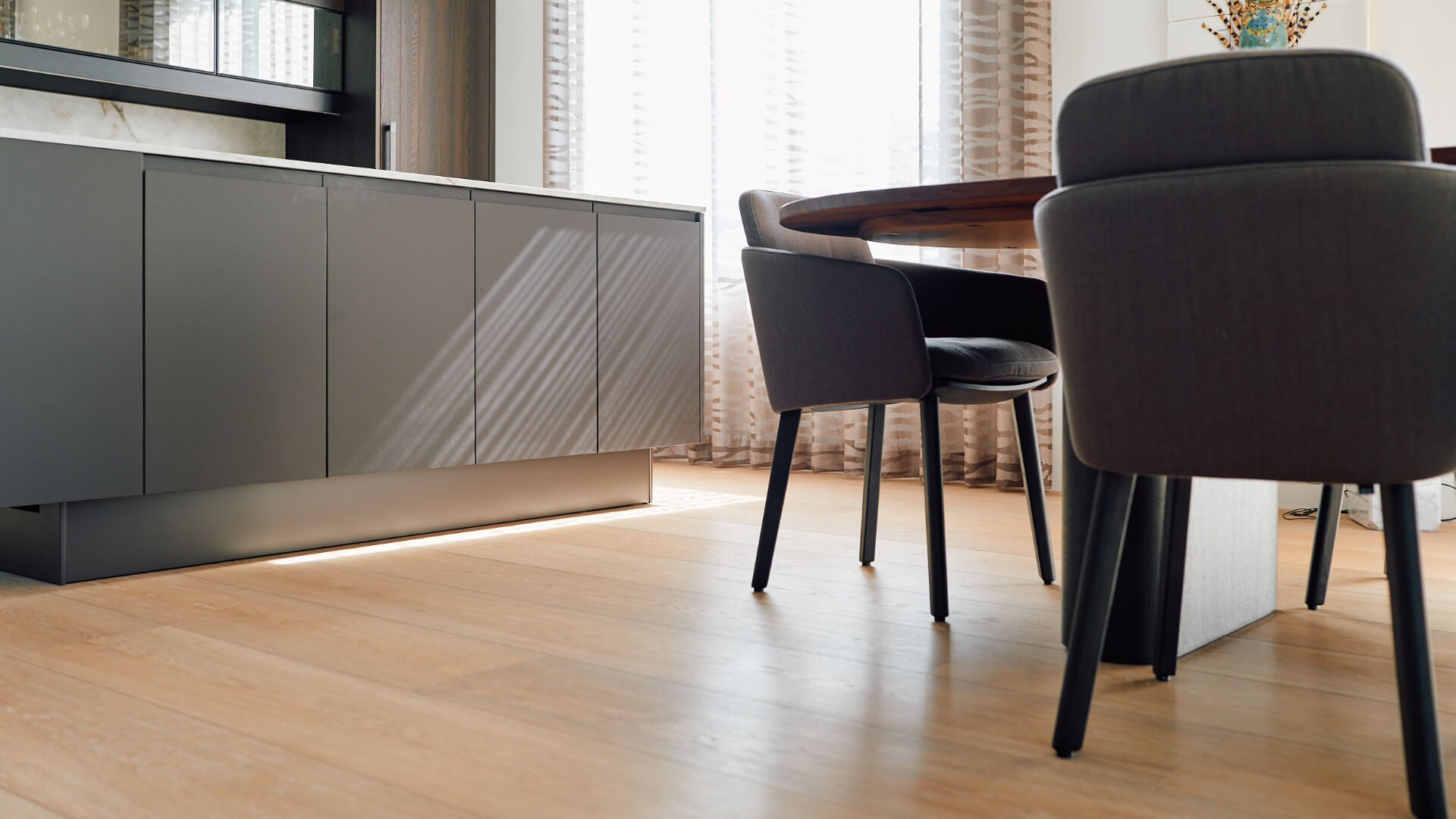 Mooie lichtbruine Frans eiken vloer in planken patroon in de woonkamer en keuken