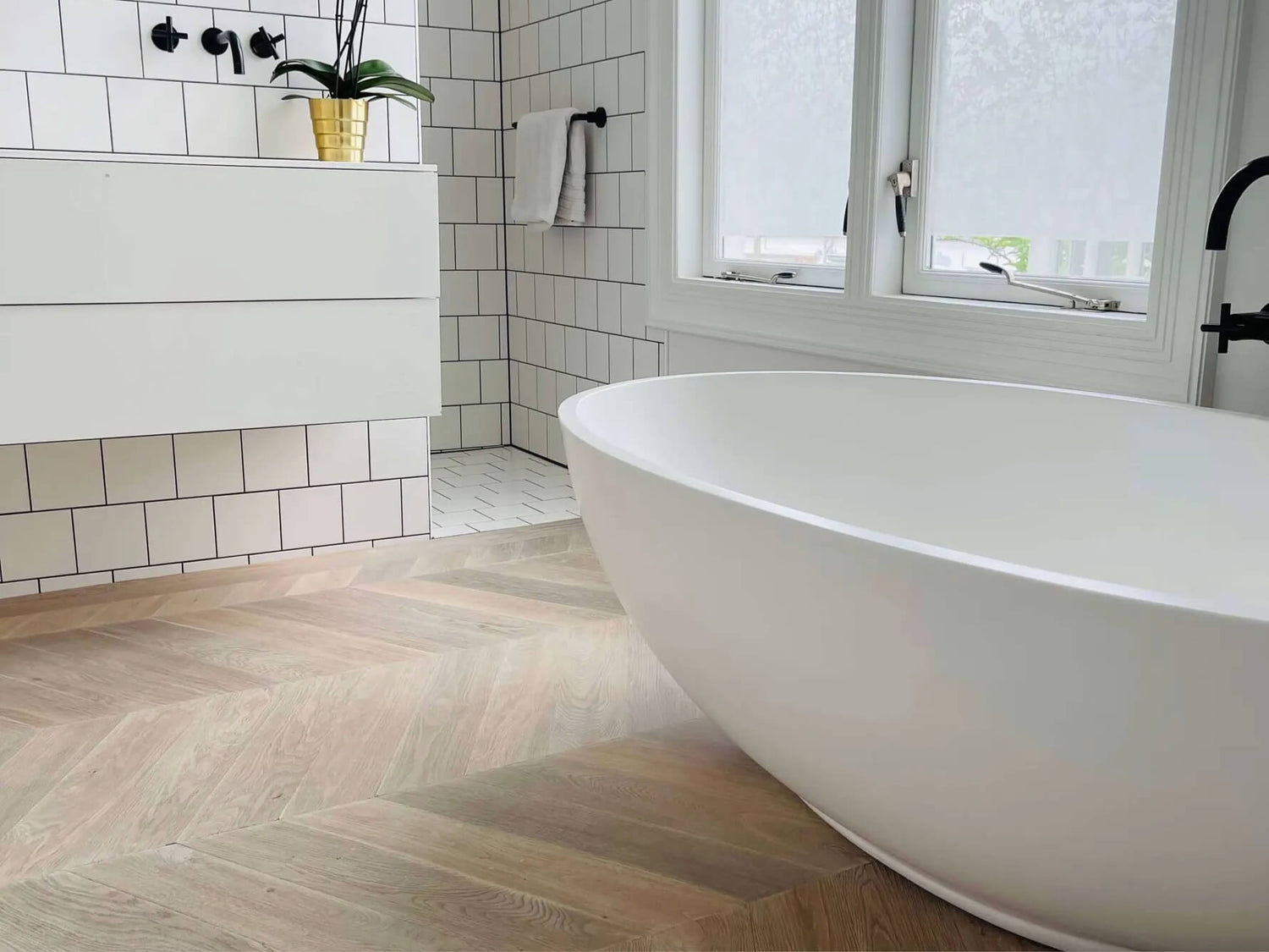 Hongaarse punt houten vloer badkamer met ligbad op de vloer