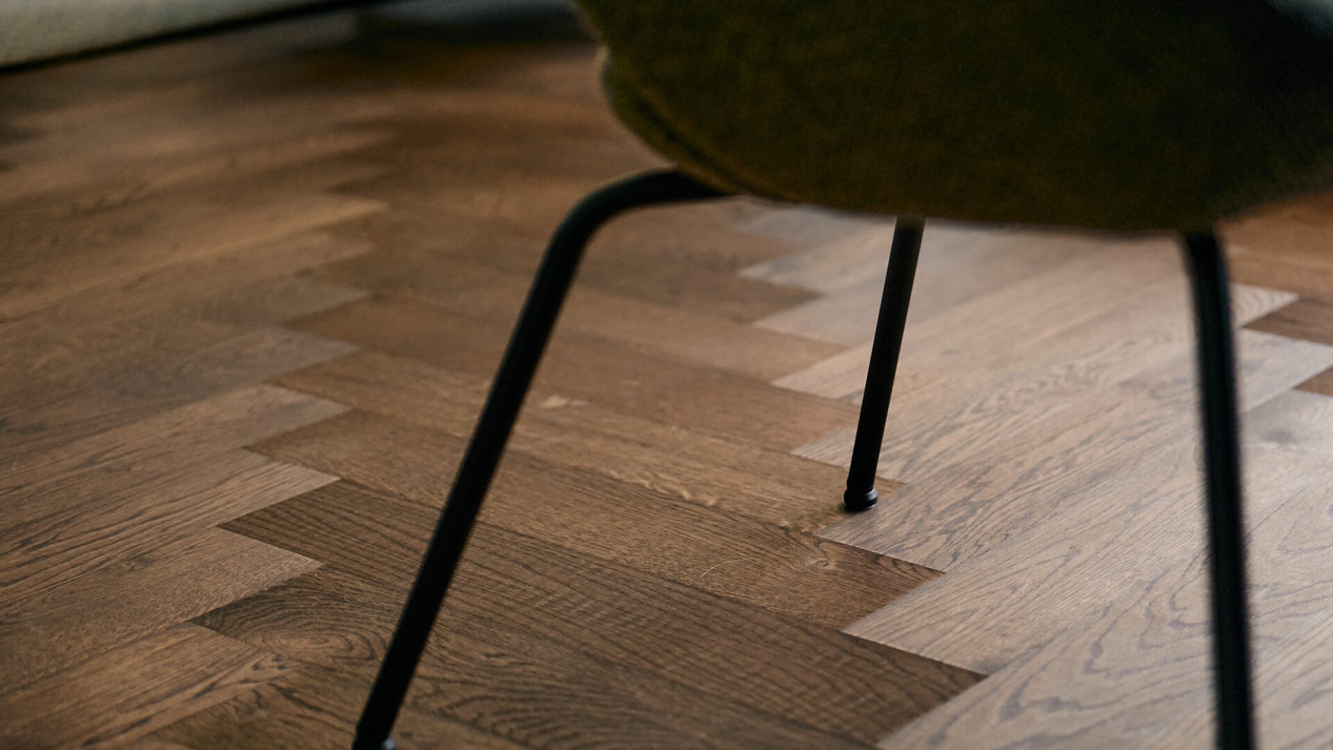 Elleboog houten vloer Chocolade Bruin rechtstreeks verlijmd op ondervloer