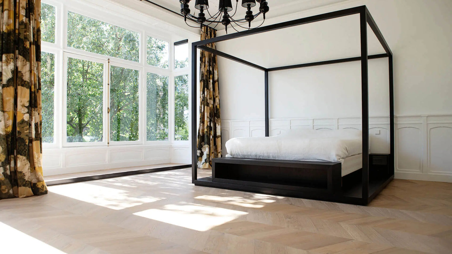 Hongaarse punt vloer, gelegd in de slaapkamer van een prachtige woning