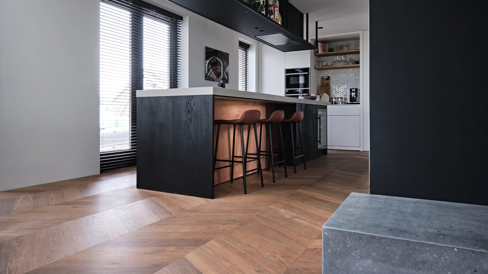 hongaarse punt houten vloer in industriele stijl keuken
