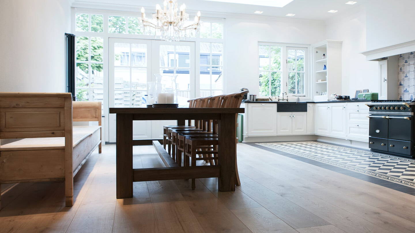 Landelijk interieur met rustiek Frans eiken planken vloer in de eetkamer en keuken