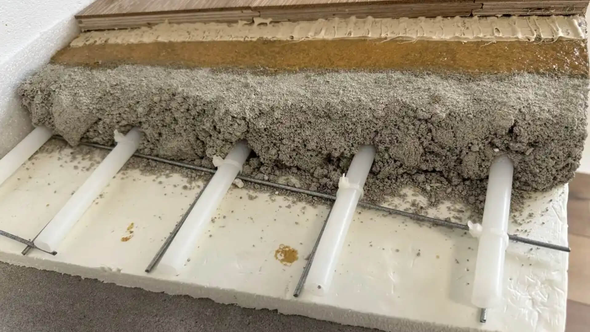 Natbouw vloerverwarming systeem geplaatst onder een houten vloer