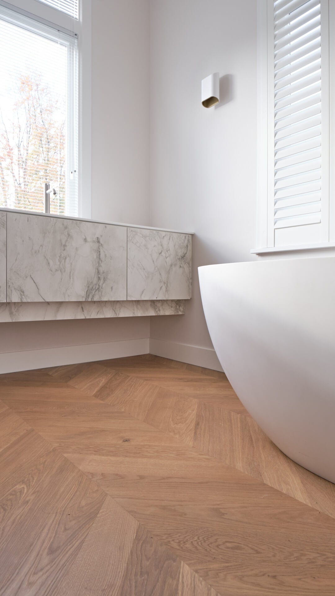 Lichte Hongaarse punt houten vloer en vloerverwarming in de badkamer