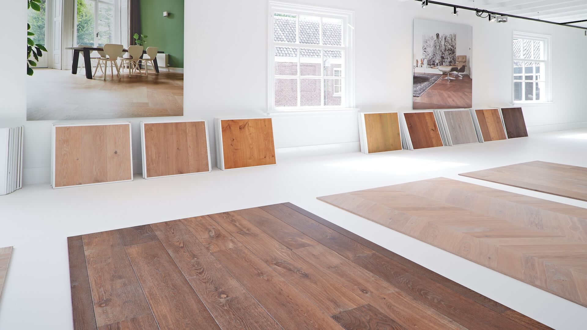 In de showroom van Uipkes liggen lichte en donkere houten vloeren