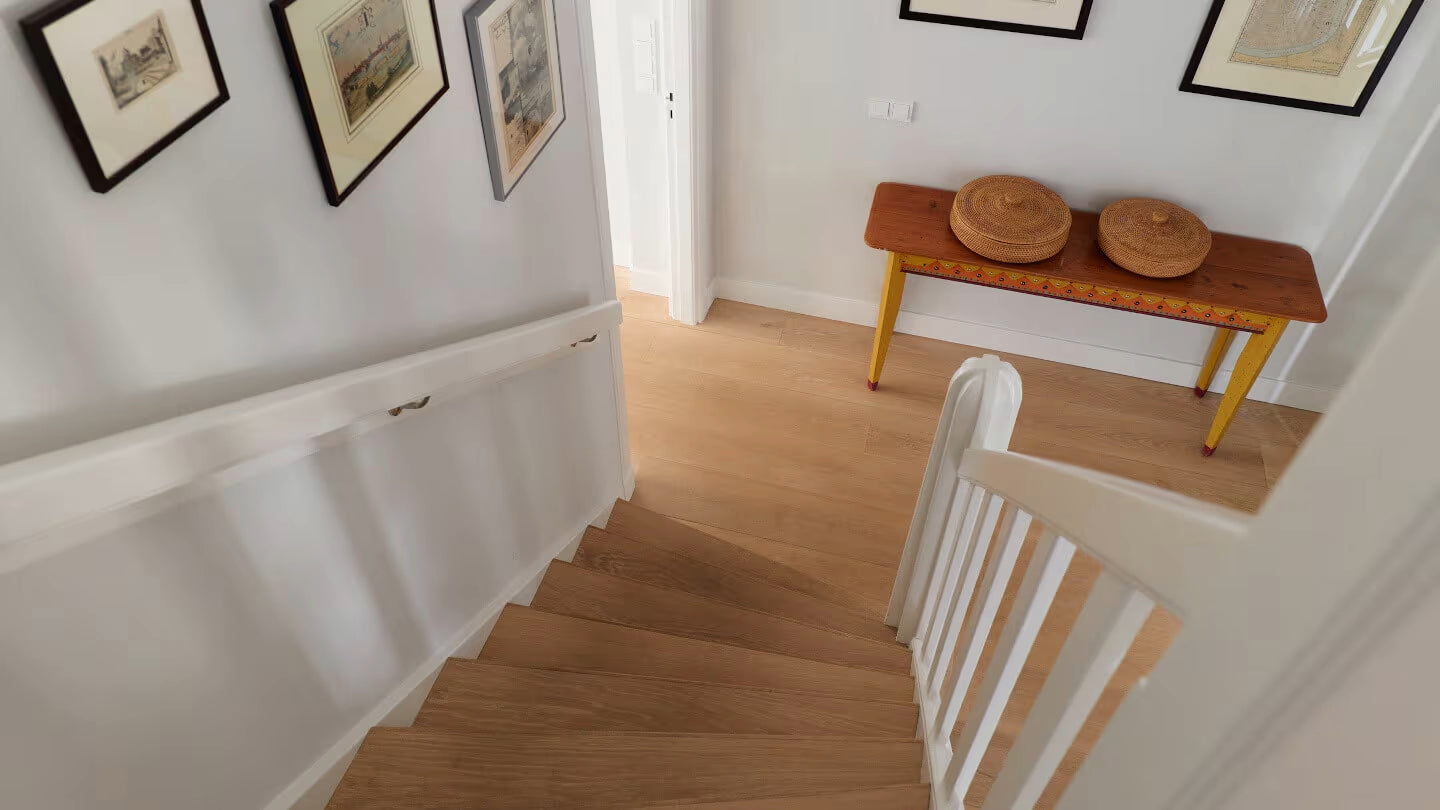 Een trap met eiken traptreden in dezelfde kleur Mondriaan Wit als de houten vloer