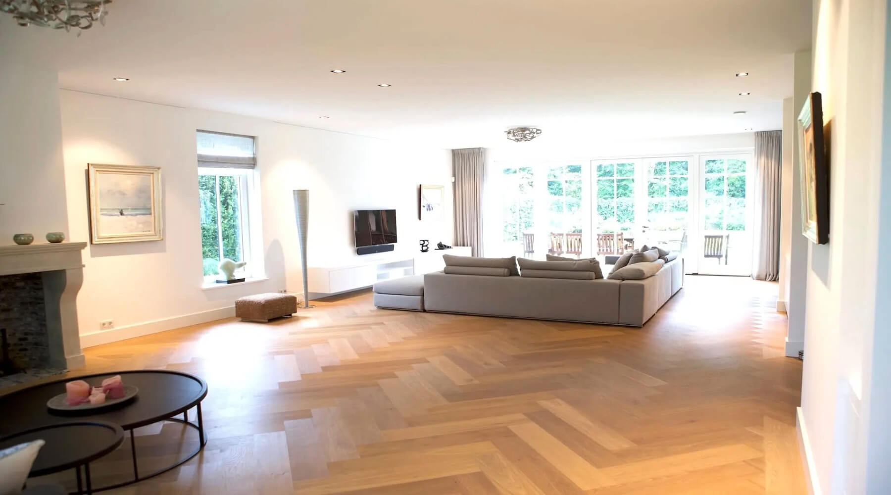 Moderne bruine visgraat vloer in villa