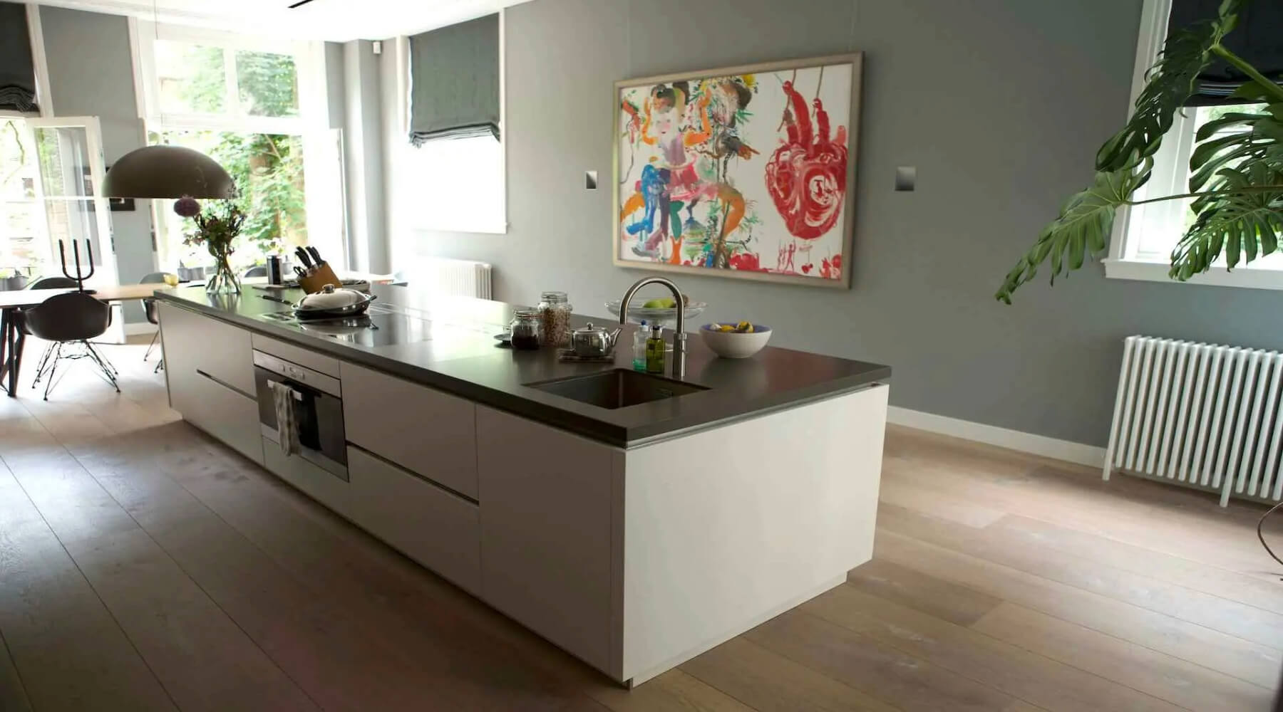 Eiken vloer gelegd in moderne keuken van appartement