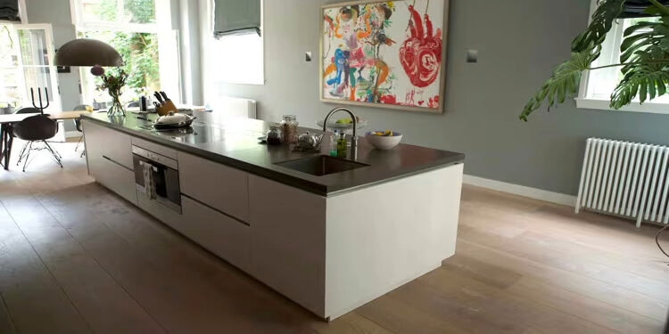 Eiken vloer gelegd in moderne keuken van appartement