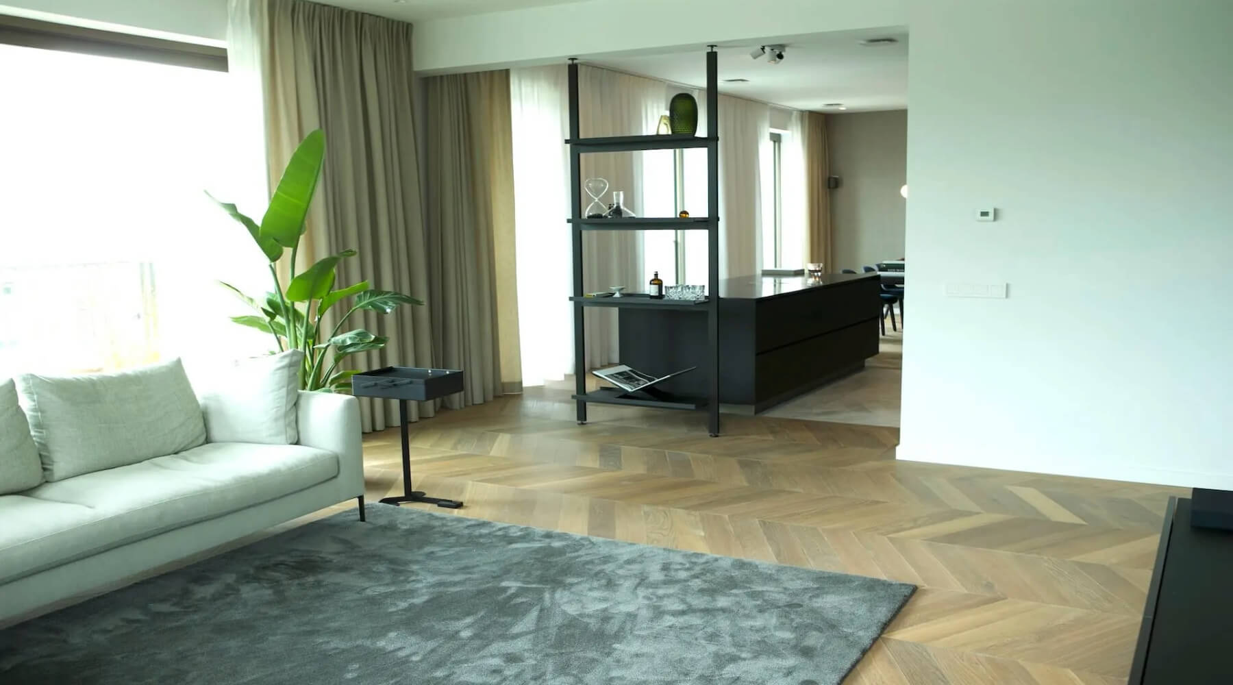 Hongaarse punt vloer in de woonkamer van een appartement in Amsterdam