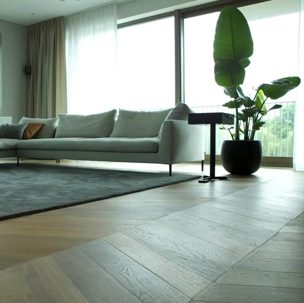 Grijze Hongaarse punt houten vloer verlijmd op vloerverwarming