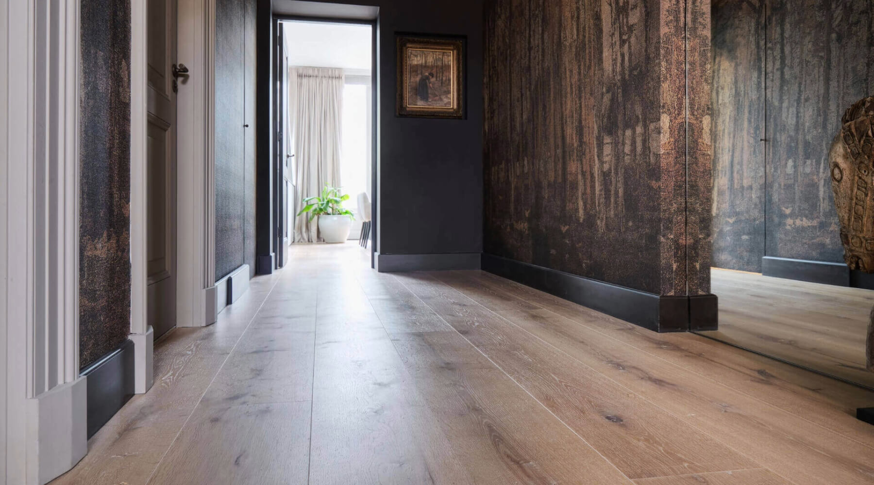 Brede houten planken vloer in hal van woning in Den Haag