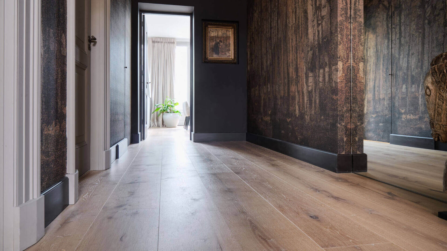 Brede houten planken vloer in hal van woning in Den Haag