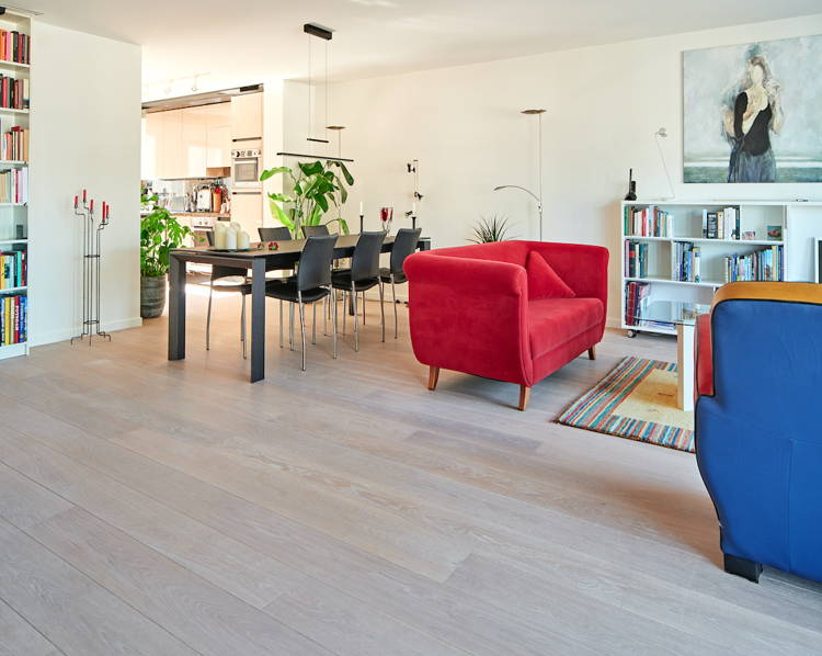 Houten vloer op vloerverwarming in appartement in Den Haag