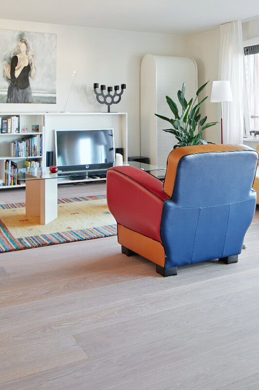 De houten vloer is gelegd in de bestaande woonkamer van een appartement in Den Haag