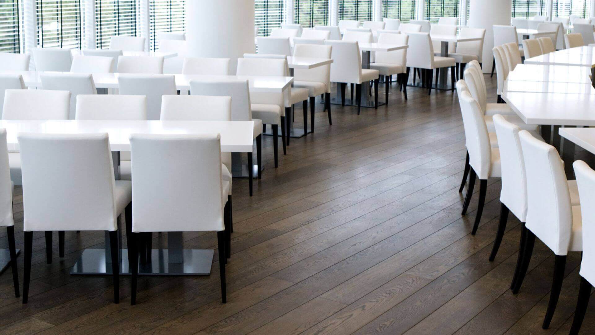 Horeca vloer van hout in een restaurant in Amstelveen