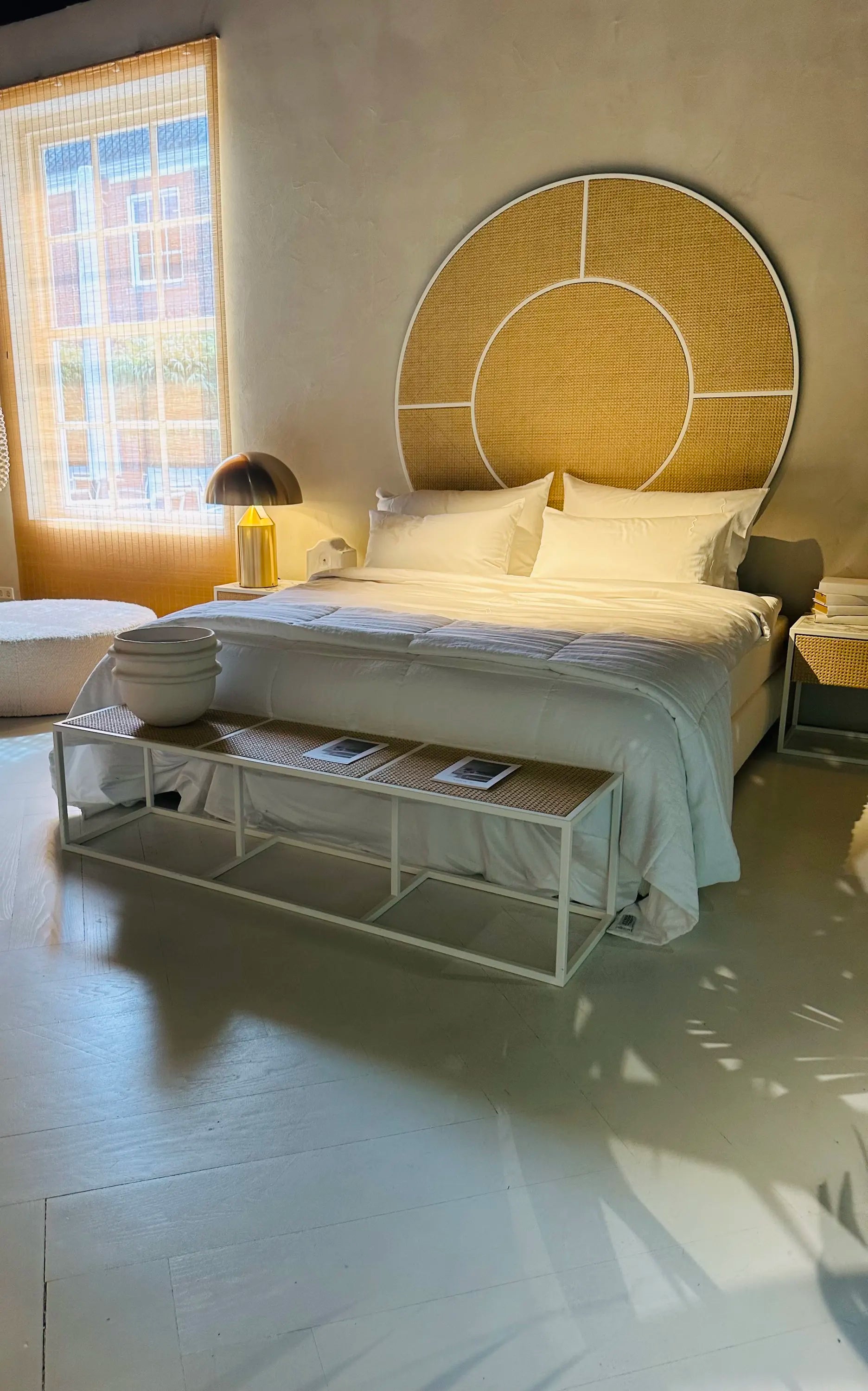 een houten vloer in een moderne slaapkamer