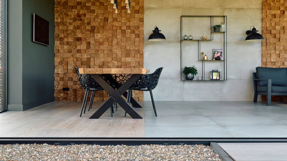 Deze houten vloer is gelegd in de tuinkamer van een prachtige villawoning