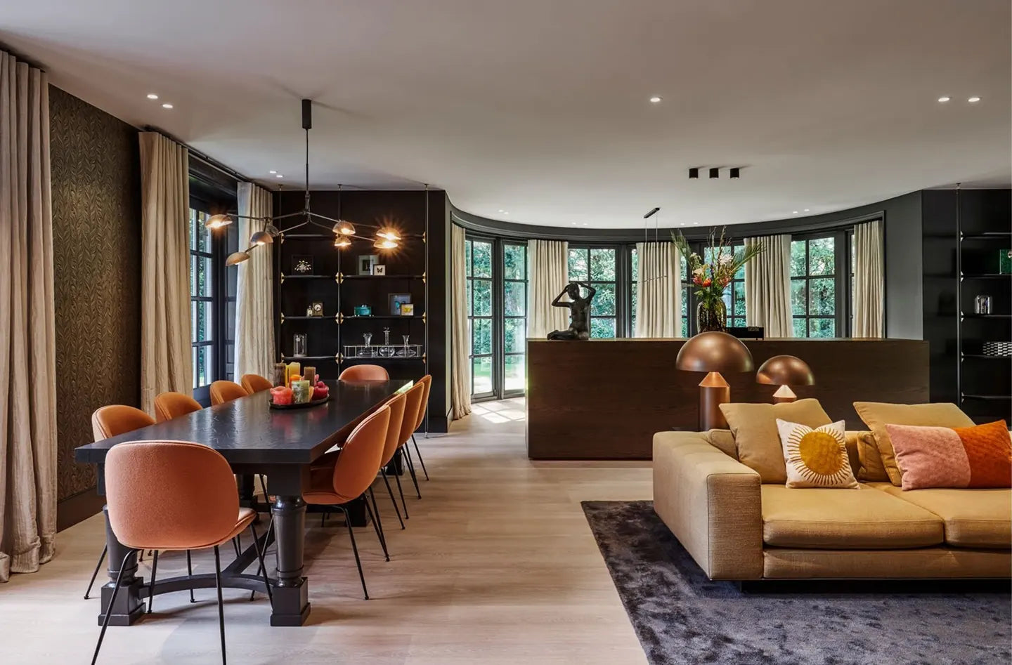 Prachtige houten vloer gelegd in een door architecten ontworpen villa