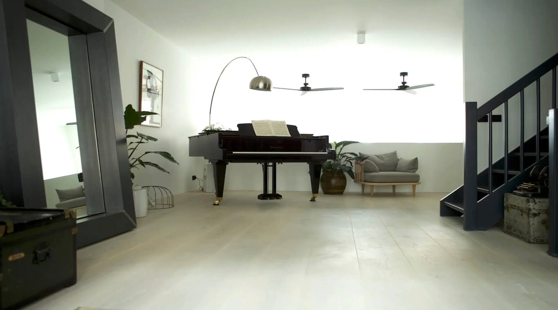Planken vloer in licht eiken gelegd in de woonkamer van een vrijstaand huis
