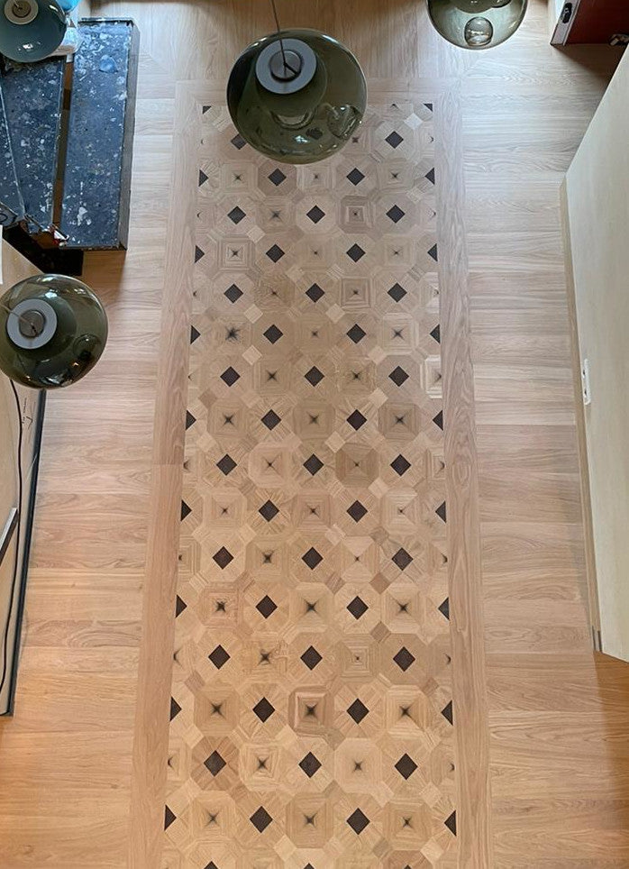 maatwerk houten vloer verlijmd op vloerverwarming met een exclusief patroon