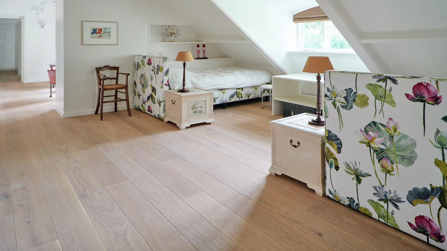 massief houten planken vloer in lichte kleur