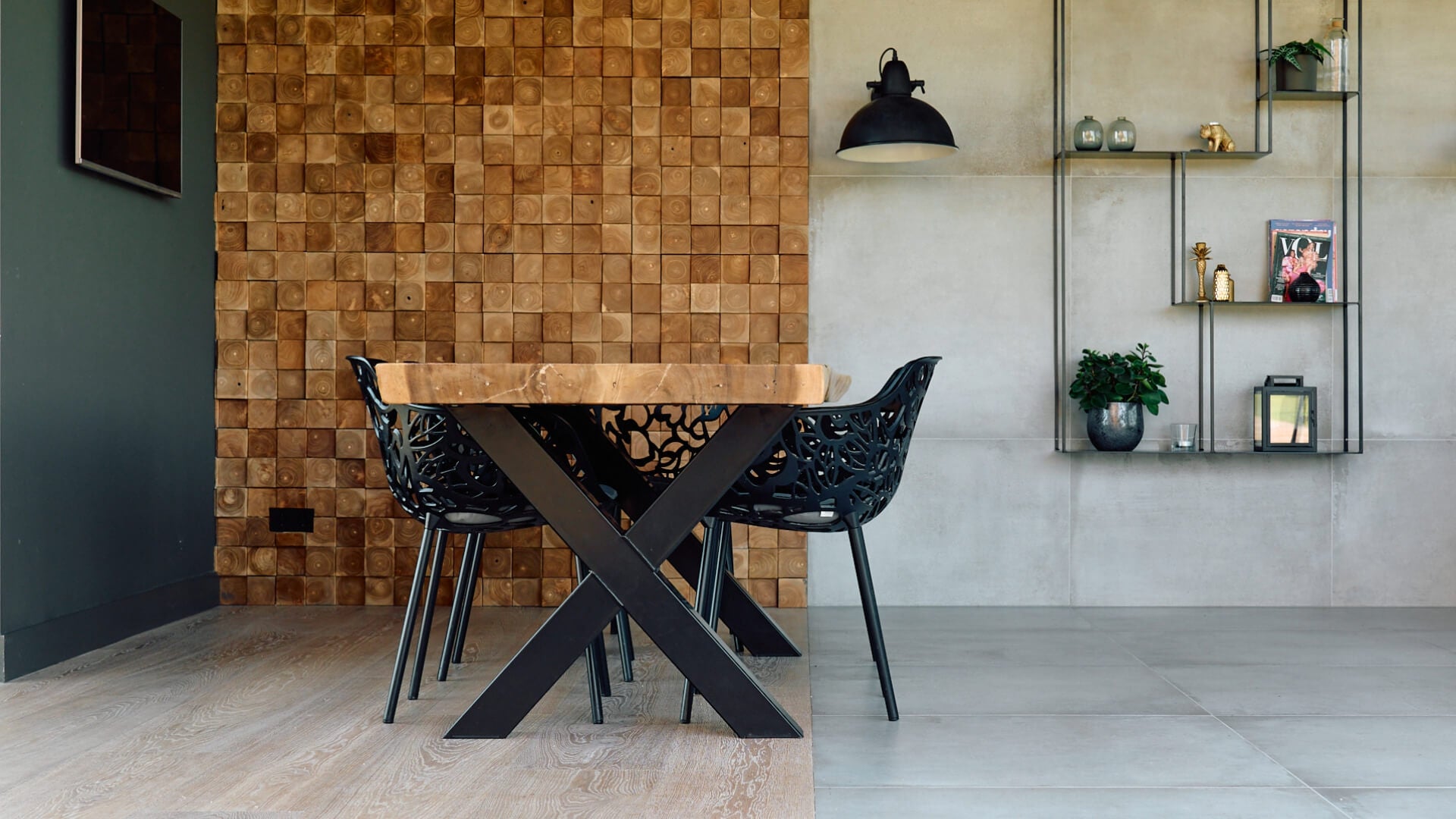 natuursteenvloer, houten vloer en kopshouten  metalen stoelen vormen een warm industrieel interieur