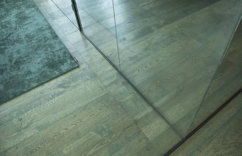 Groene houten vloer gelegd door Uipkes Houten Vloeren