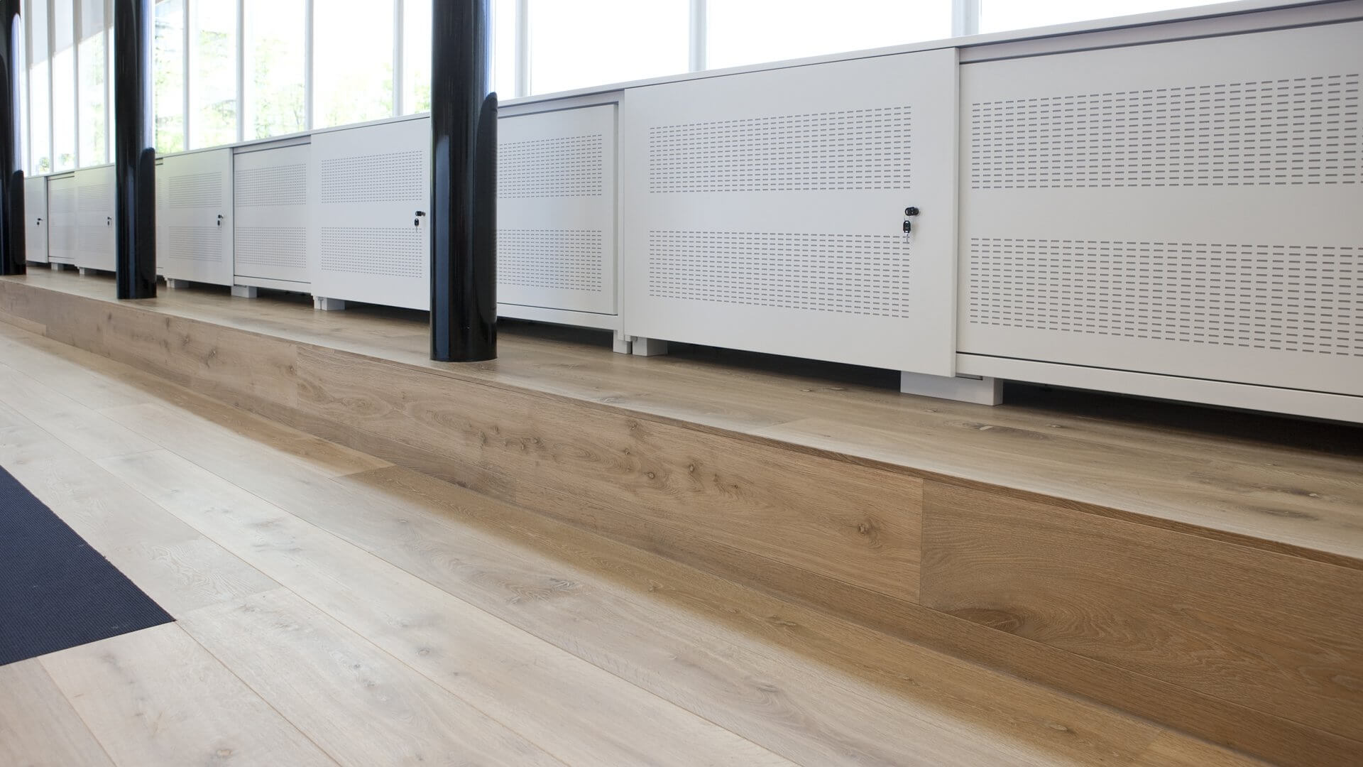Detail afwerking houten vloer kantoor Hilversum