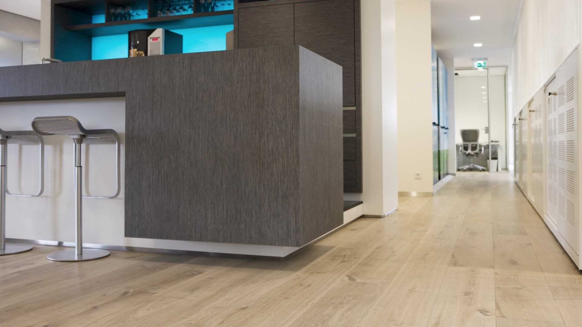 Rustiek Frans eiken vloer met 24 cm brede planken in kantoor Naarden