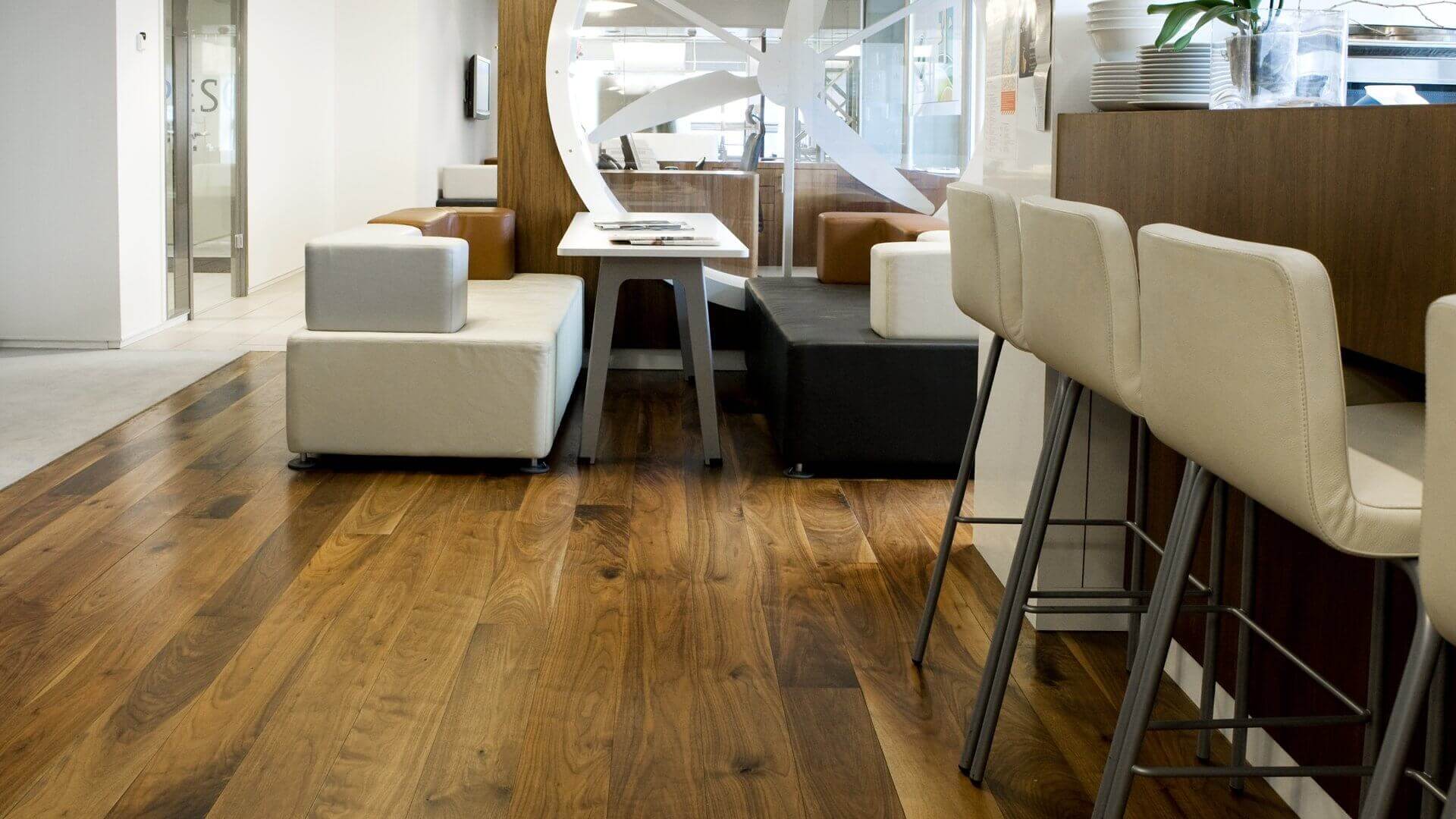 Amerikaans notenhouten vloer met mooie overgangen in kantoor Amsterdam