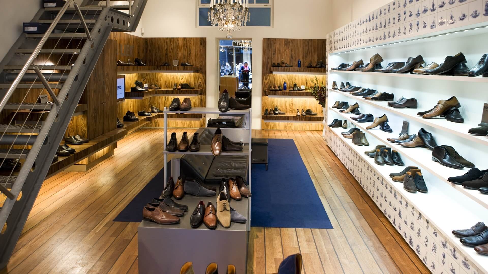 Houten vloer in een schoenenwinkel in Rotterdam