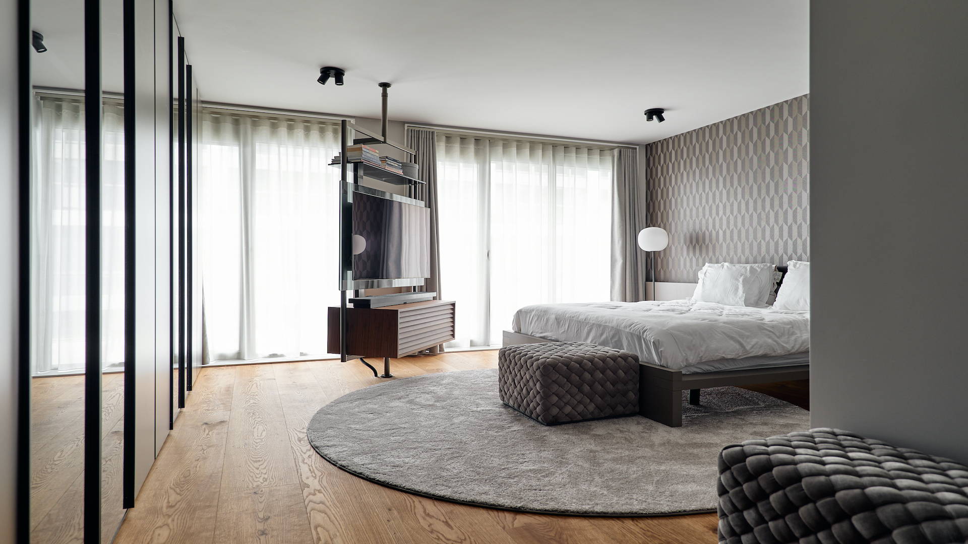 Een prachtige houten planken vloer in de slaapkamer in de kleur Reebruin.