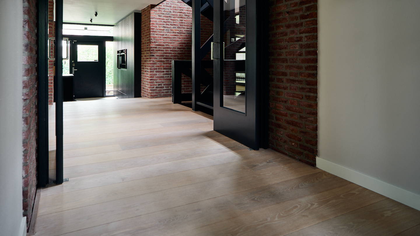 Er zijn twee soorten houten vloeren, lamelparket of massief. Lamelparket wordt veel gebruikt in combinatie met vloerverwarming
