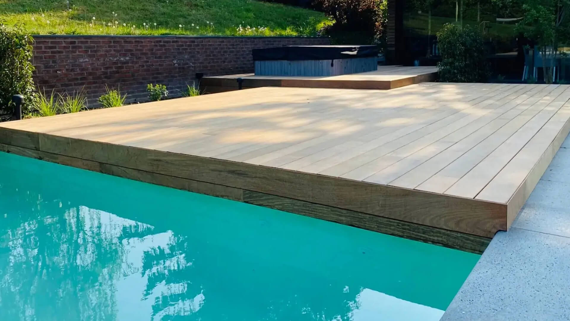 Buitenparket vloer van IPE hout in combinatie met een zwembad