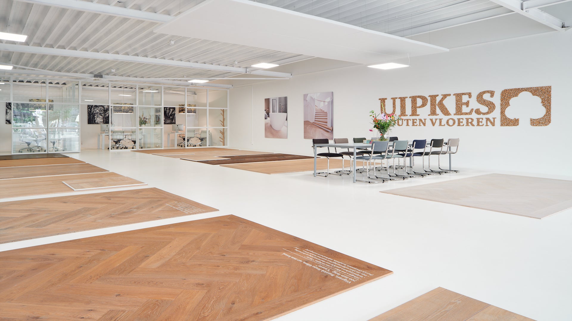 De showroom van Uipkes Houten Vloeren in Alphen a/d Rijn is de toonzaal voor vele houten vloeren. 