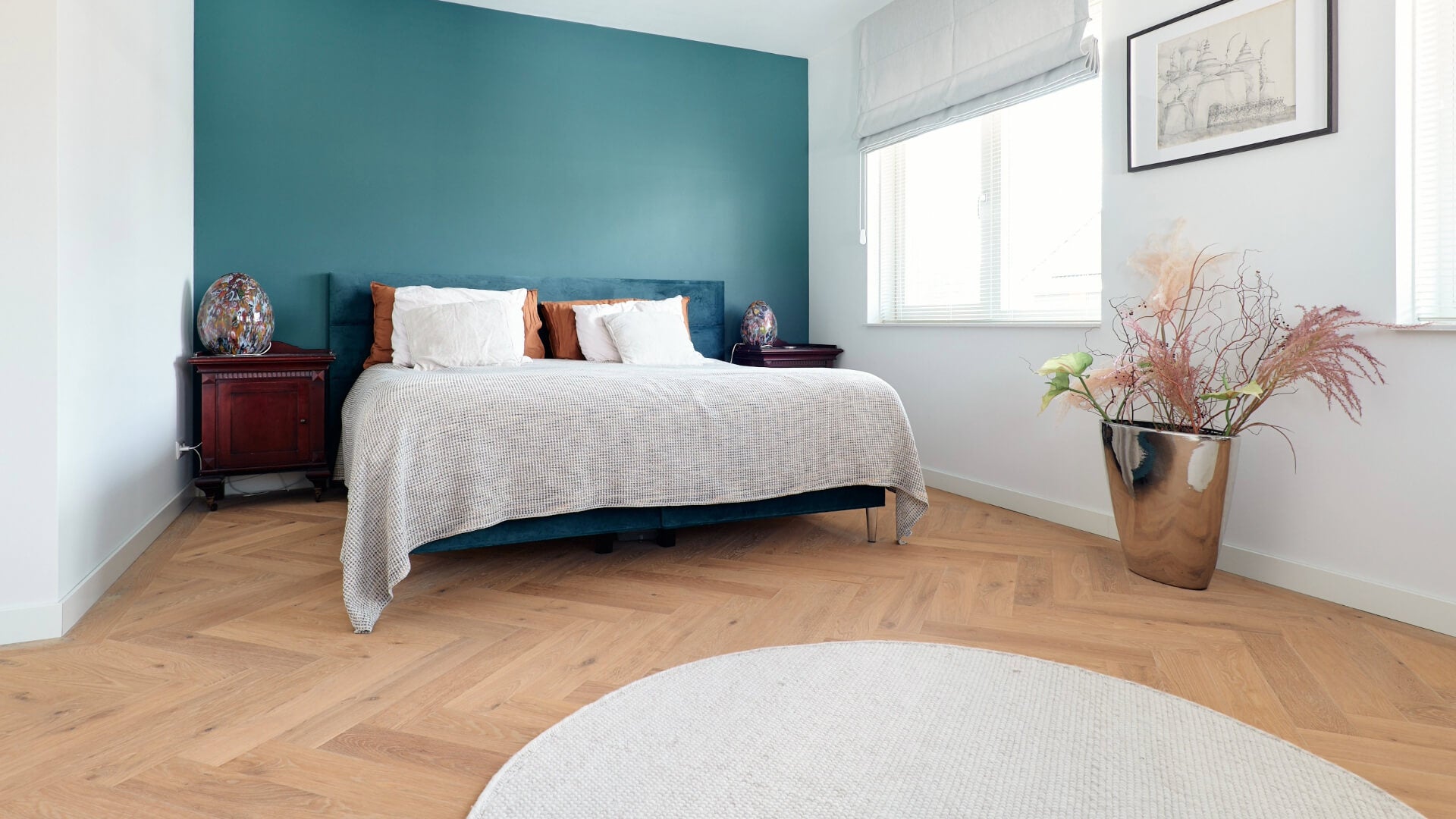 Visgraat vloer in de slaapkamer, gelegd in Amsterdam. De vloer zorgt voor een luxe uitstraling in de ruimte
