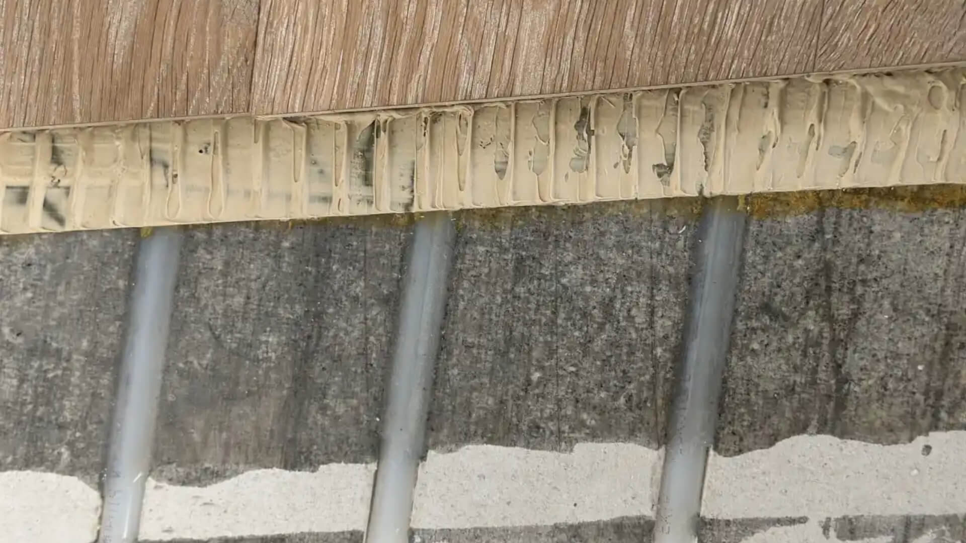 Vloerverwarming ingefreesd in Fermacell/Estrich vloerplaat, waarop een houten vloer is verlijmd