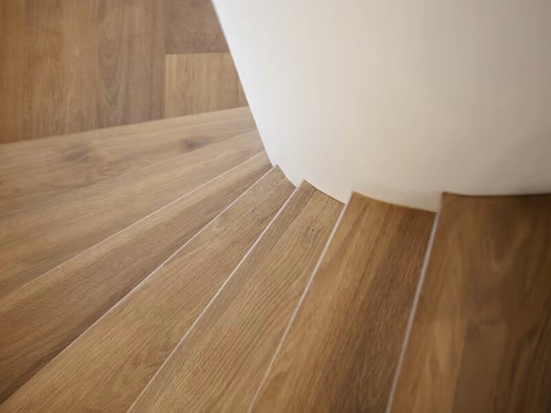 Wenteltrap van hout in dezelfde kleur als vloer