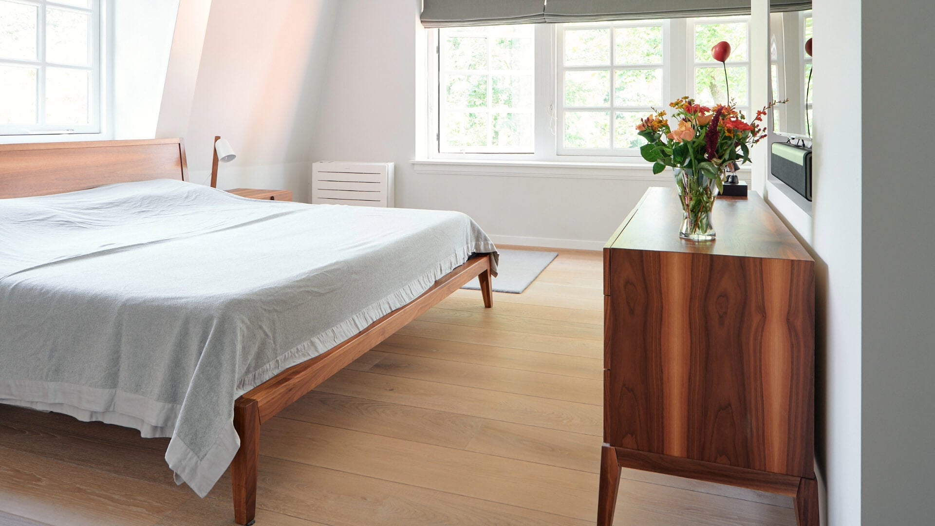 Witte houten vloer in de slaapkamer, gelegd in een prachtige villa in Hilversum 