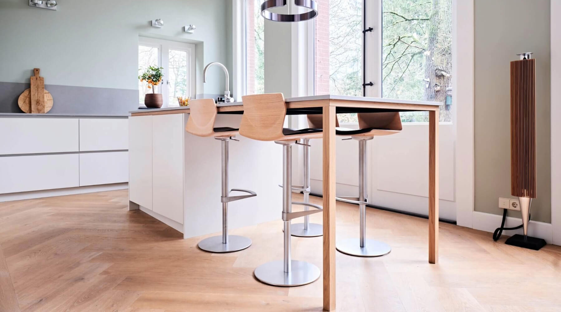 In een woning in Leiden is deze witte keuken gecombineerd met de visgraat vloer
