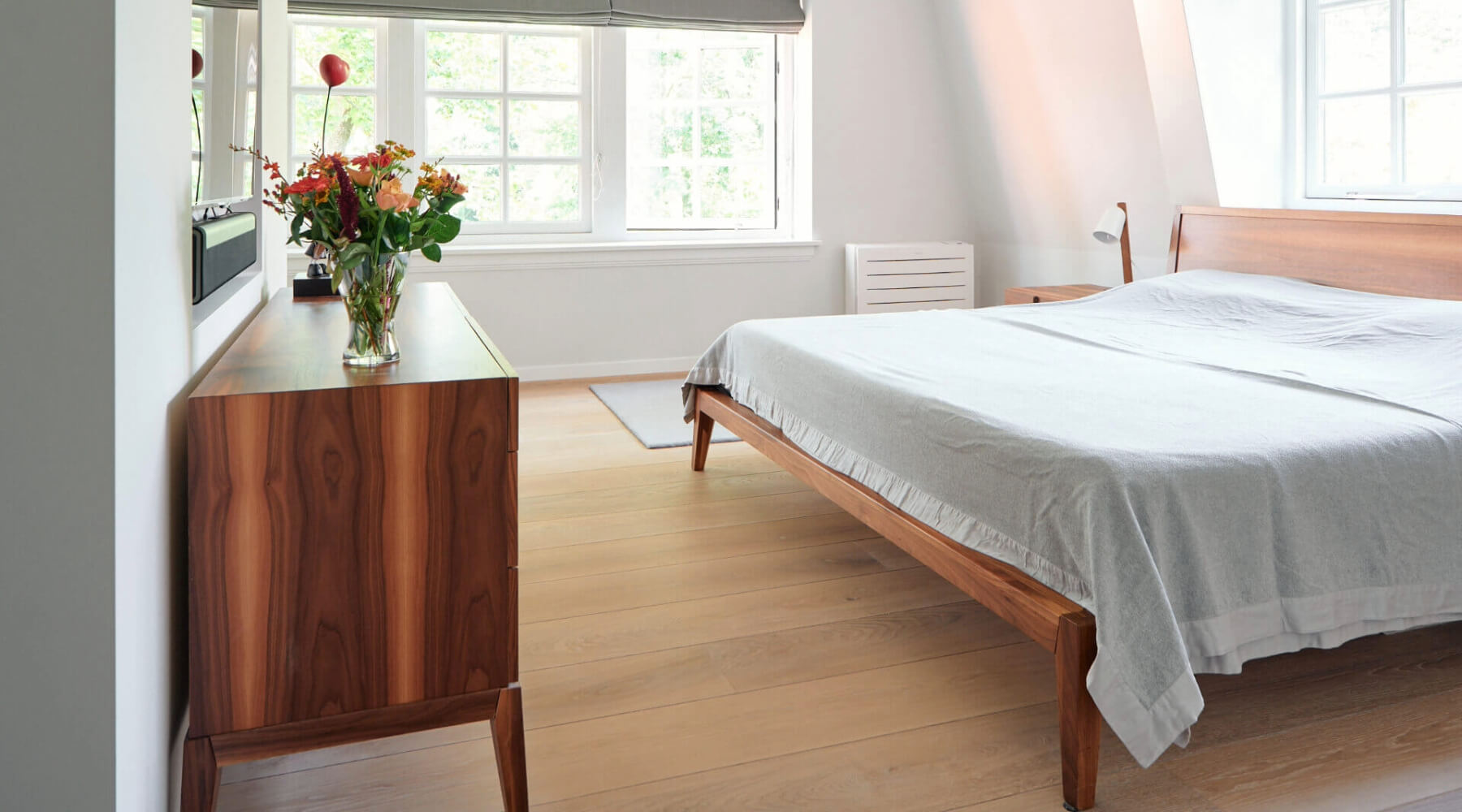 Witte planken vloer geïnstalleerd in de slaapkamer van een villa in Hilversum
